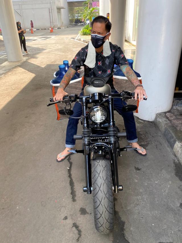 6 Editan Foto Chef Juna saat Naik Motor Gede Ini Bikin Ngakak