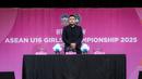Exco PSSI, Muhammad menunjukkan kertas undian dalam acara pengundian AFF U-16 Putri 2025 Indonesia yang berlangsung di SCTV Tower, Jakarta Pusat, pada Senin (21/7/2025). (Bola.com/Bagaskara Lazuardi)