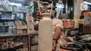 Pedagang saat menunjukkan tabung oksigen ukuran 0,3 kubik yang tersisa di tokonya di Pasar Pramuka, Jakarta, Kamis (24/6/2021). Kelangkaan tabung oksigen  akibat meningkatnya permintaan seiring lonjakan kasus Covid-19 di Ibu Kota. (merdeka.com/Iqbal S. Nugroho)