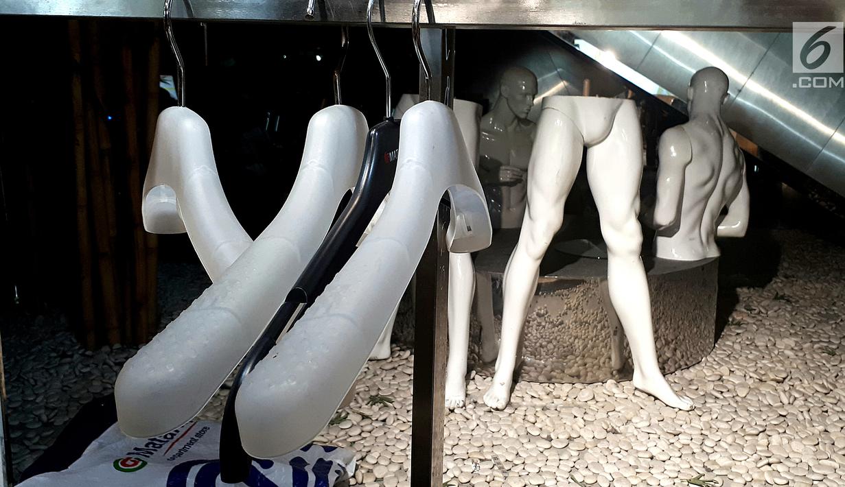 Sejumlah manikin tanpa busana dipajang di lantai busana pria di Matahari Mall Taman Anggrek, Jakarta, Jumat (1/12). Penutupan PT Matahari Department Store pada 3 Desember 2017 disebabkan karena masa sewa yang telah habis. (Liputan6.com/Fery Pradolo)