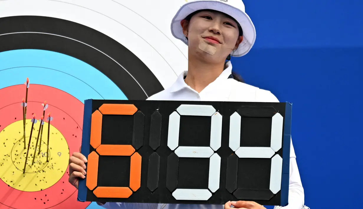 Lim Si-hyeon dari Korea Selatan berpose setelah memecahkan rekor dunia 692 yang ditetapkan oleh Kang Chae-young pada tahun 2019 dan melampaui rekor Olimpiade 680 yang ditetapkan di Tokyo oleh An San, selama babak penyisihan perorangan panahan putri di Olimpiade Paris 2024 di Esplanade des Invalides, Paris, pada tanggal 25 Juli 2024. (Punit PARANJPE/AFP)