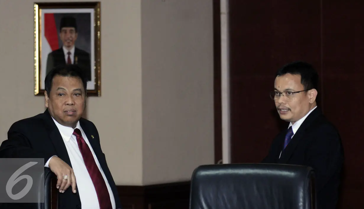 Ketua MK, Arief Hidayat (kiri) bersama M Guntur Hamzah (Sekjen MK) bersiap memberikan keterangan di Gedung Mahkamah Konstitusi, Jakarta, (7/3/2016). Sidang tersebut Batal Dikunjungi Komisi III DPR. (Liputan6.com/Helmi Fithriansyah)