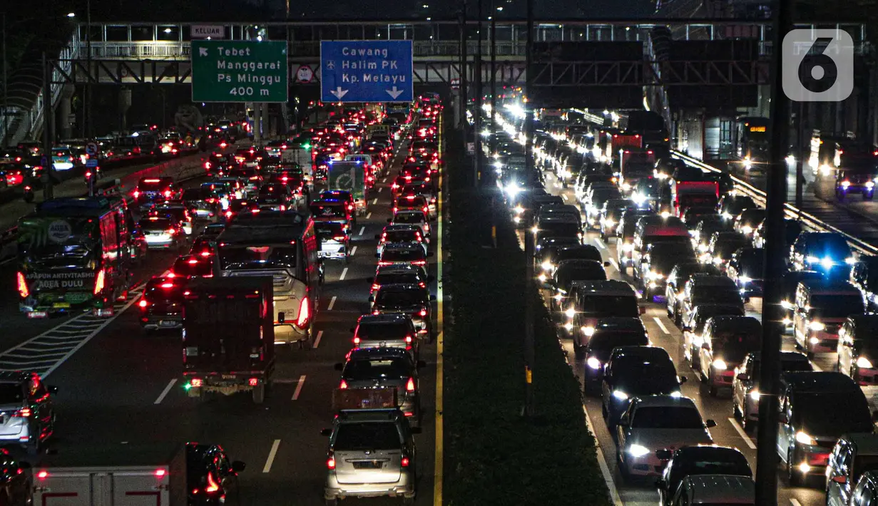 Sejumlah kendaraan terjebak kemacetan di Tol Dalam Kota, Jakarta, Rabu (18/5/2022). Meningkatnya volume kendaraan di Ibu Kota terjadi karena sejumlah pegawai telah kembali kerja dari kantor atau work from office (WFO). (Liputan6.com/Faizal Fanani)