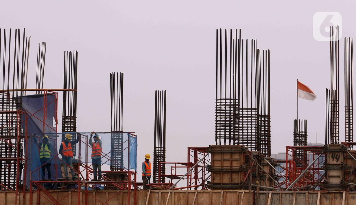 Pekerja tengah membangun gedung bertingkat di kawasan Jakarta, Rabu (5/1/2022). Gubernur DKI Jakarta Anies Baswedan membeberkan beberapa alasan merevisi  kenaikan upah minimum provinsi (UMP) 2022 pada pertengahan Desember 2021. (Liputan6.com/Angga Yuniar)