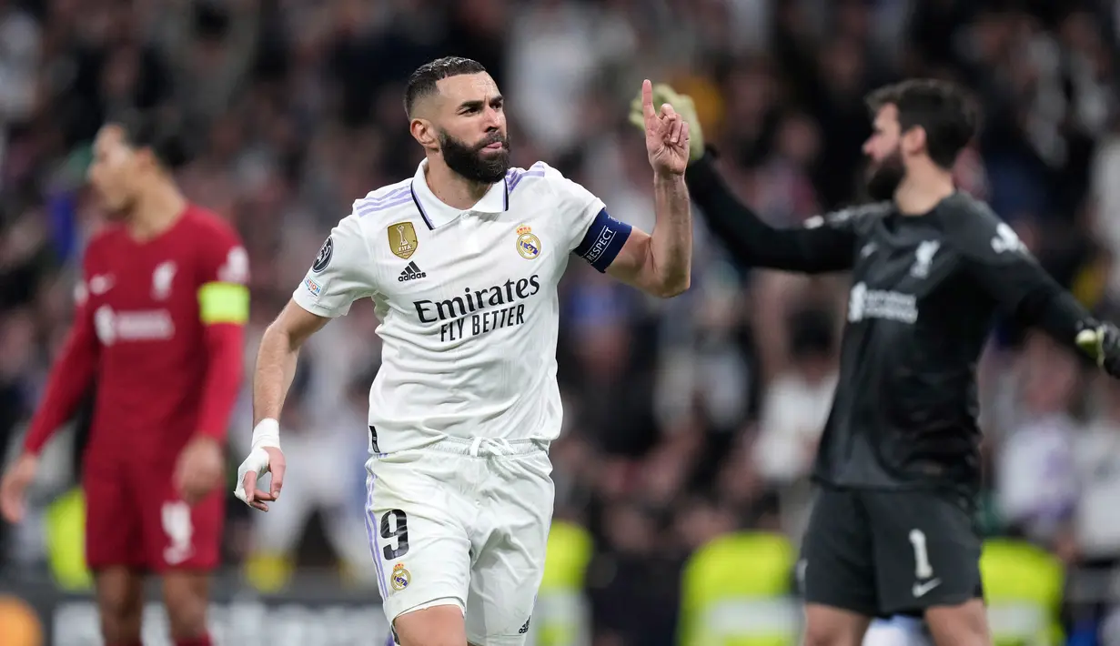 Pemain Real Madrid Karim Benzema melakukan selebrasi usai mencetak gol ke gawang Karim Benzema pada pertandingan sepak bola leg kedua babak 16 besar Liga Champions di Stadion Santiago Bernabeu, Madrid, Spanyol, Rabu (15/3/2023). Real Madrid menang 1-0 dan berhasil lolos ke perempat final Liga Champions. (AP Photo/Bernat Armangue)