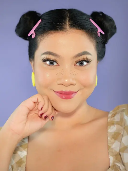 Kali ini, ia tampil dengan freckles makeup look yang sempat jadi tren beberapa tahun terakhir.