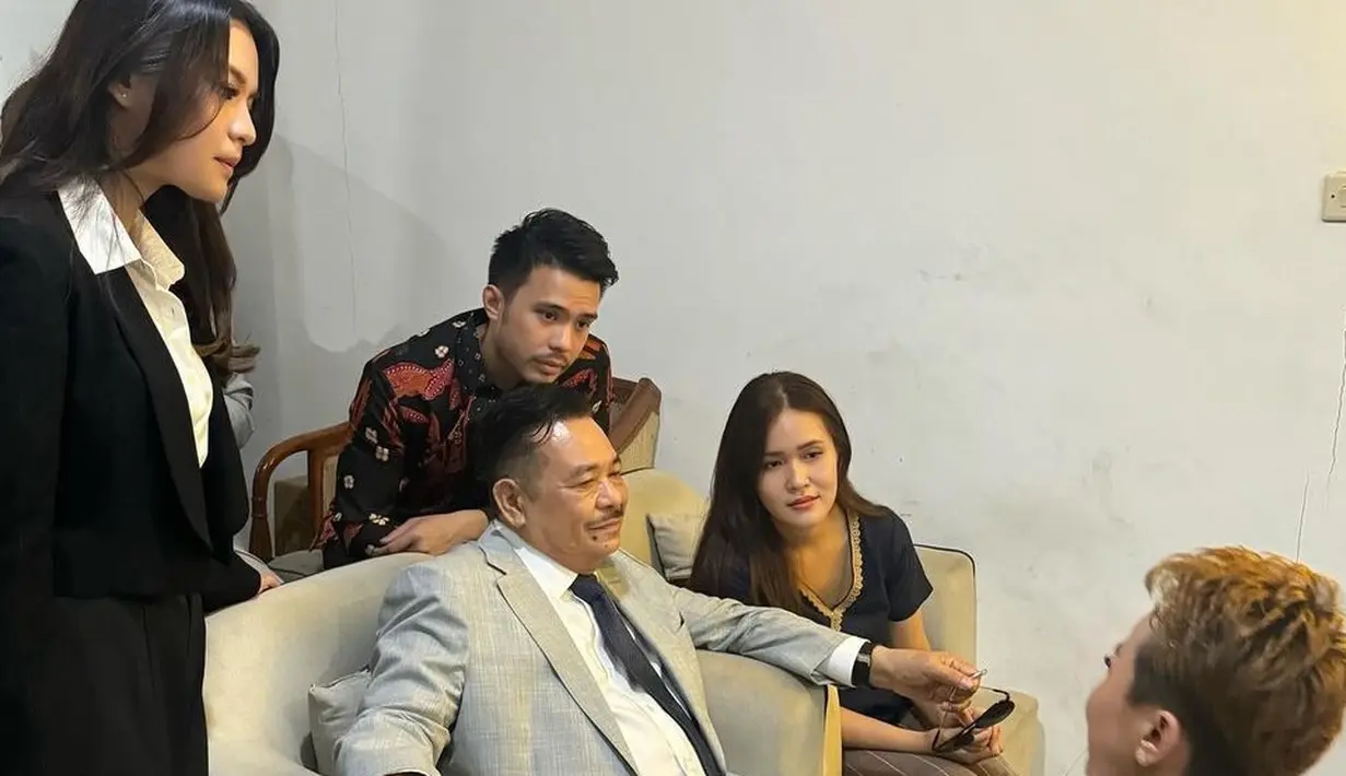 Terdapat momen menarik kedekatan Yakub Hasibuan saat berfoto bareng Jessica Wongso. Yakub terlihat bercanda lewat caption unggahannya tersebut yang menyinggung nama Jessica Mila. (Liputan6.com/IG/@vanessaxkaliey)