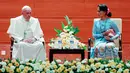 Paus Fransiskus dan pemimpin de facto Myanmar, Aung San Suu Kyi saat melakukan pertemuan di Naypyitaw, Selasa (28/11). Paus Fransiskus bertemu dengan Suu Kyi untuk membahas mengenai krisis kemanusiaan di Rakhine. (AP Photo/Aung Shine Oo)