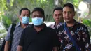 Hakim Kayat (kiri) dan orang yang berperkara kasus suap bebaskan terdakwa PN Balikpapan tiba di Gedung KPK, Jakarta, Sabtu (4/5/2019).Dari operasi tangkap tangan (OTT) di Balikpapan, Kaltim, KPK mengamankan seorang hakim, panitera muda, dan dua orang pengacara. (merdeka.com/Imam Buhori)