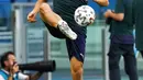 Pemain Italia Rafael Toloi memainkan bola saat sesi latihan jelang melawan Turki pada pertandingan grup A Euro 2020 di Olympic Stadium, Roma, Italia, Kamis (10/6/2021). Italia akan melawan Turki pada  11 Juni 2021 waktu setempat. (AP Photo/Alessandra Tarantino)