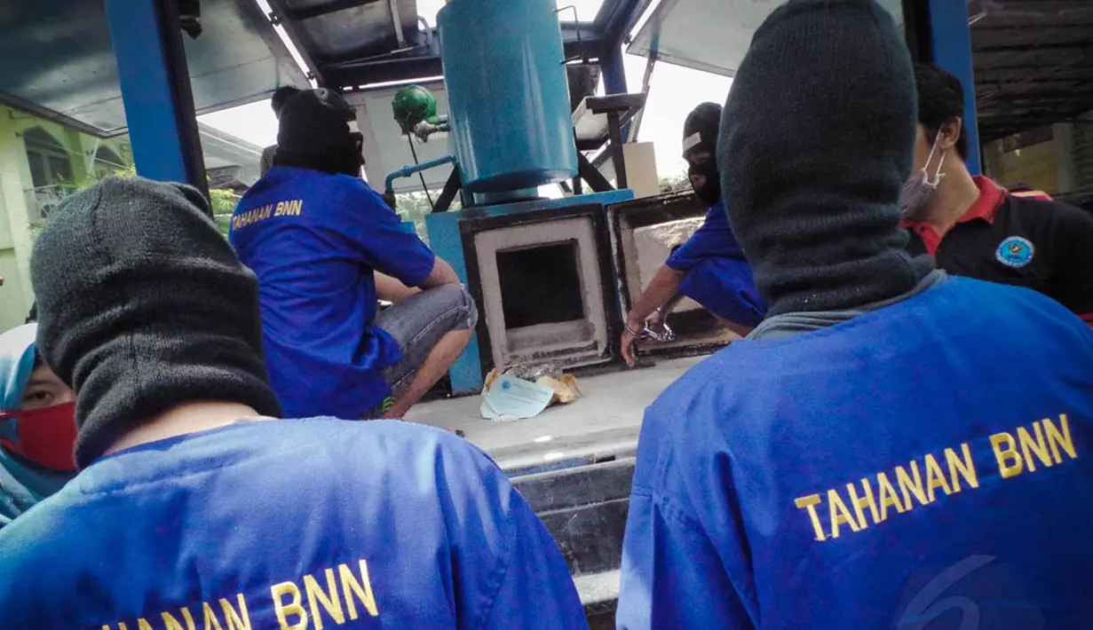 Sedangkan 983,9 gram sabu merupakan milik Hadi alias Bule (37) dan Junaidi alias Dewa yang ditangkap di Pusat Grosir Cililitan pada 2 Juli lalu, Jakarta, Kamis (14/8/14). (Liputan6.com/Faizal Fanani)