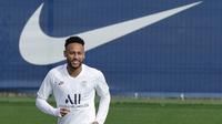 Ekspresi pemain Paris Saint Germain Neymar saat sesi latihan di Camp des Loges, Saint-Germain-en-Laye, Prancis, Selasa (17/9/2019). PSG akan menjamu Real Madrid pada matchday 1 Grup A Liga Champions. (GEOFFROY VAN DER HASSELT/AFP)