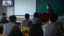 Mahasiswa menghadiri kuliah dengan mengenakan masker sebagai upaya mencegah penyebaran pandemi Covid-19 di Universitas Kedokteran Pyongyang di Pyongyang Rabu (22/4/2020). Korea Utara memberlakukan pembatasan ketat guna mengantisipasi penyebaran virus corona di negara tersebut. (KIM Won Jin/AFP)