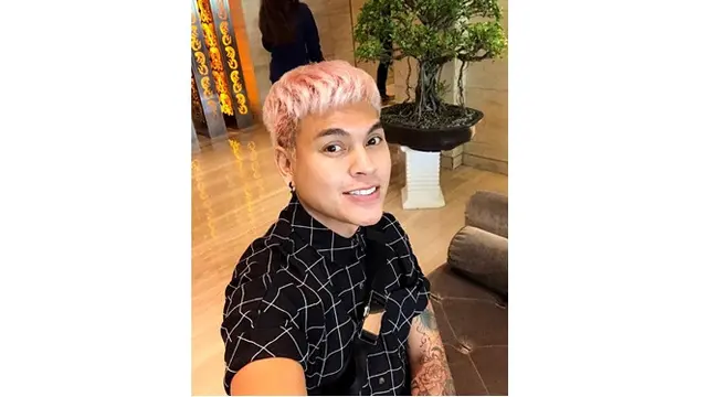 7 Foto Asli Hudson Dua Wajah yang Hadir di Acara Talkshow dan Kena Teguran KPI
