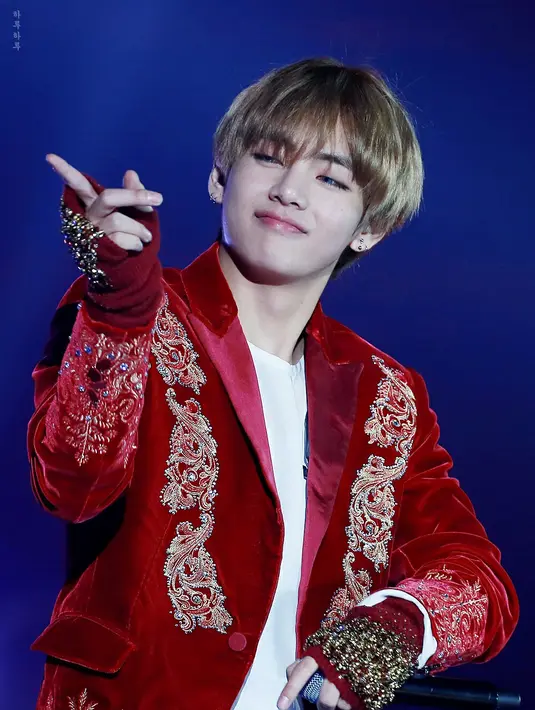 "Aku pikir sekarang saatnya untuk kembali meningat masa lalu. Kamu dulu ketakutan saat debut. Kami takut gagal," ujar RM. (foto: pinterest.com)