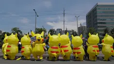 Aktivis lingkungan mengenakan kostum Pikachu saat berujuk rasa di depan kedutaan besar Jepang di Manila, Filipina, Selasa (25/6/2019). Para aktivis memprotes Jepang untuk menghentikan pembiayaan batu bara saat mereka bersiap untuk menjadi tuan rumah KTT G20. (AF Photo/Aaron Favila)