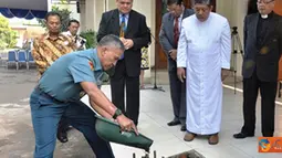 Citizen6, Cilandak: Kepala Staf Korps Marinir Brigadir Jenderal TNI (Mar) Ahmad Faridz Washington meletakan batu pertama renovasi Gereja Oikumene Bahtera Kasih Korps Marinir di jalan raya Cilandak KKO, Jakarta Selatan, Rabu (16/5). (Pengirim: Marinir) 