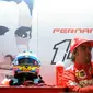 Fernando Alonso saat berada di paddock Ferrari (WANG ZHAO / AFP)