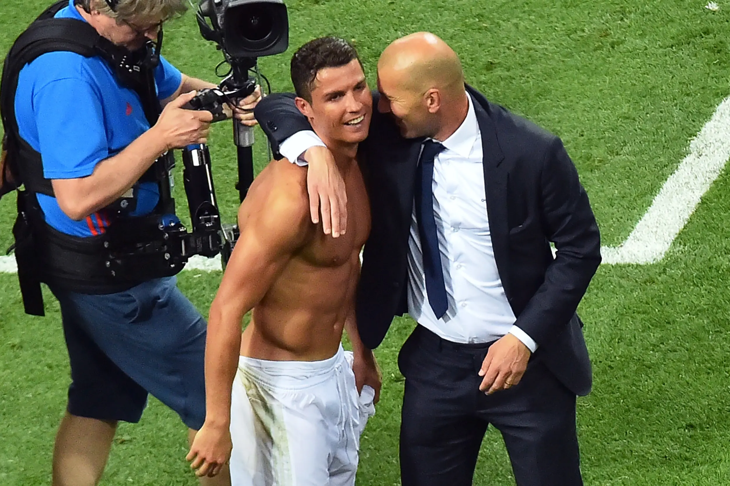 Cristiano Ronaldo (kiri) dan Zinedine Zidane. GIUSEPPE CACACE / AFP