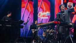 Penampilan Erwin Gutawa saat membawakan lagu Chrisye Live dalam Java Jazz Festival 2020 di JIExpo Kemayoran, Jakarta, Jumat (28/2/2020). Erwin Gutawa membawakan sejumlah lagu hits milik almarhum Chrisye seperti Juwita, Anak Sekolah, dan Hip Hip Hura. (Liputan6.com/Faizal Fanani)