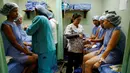 Pasien diperiksa sebelum menjalani operasi sterilisasi di sebuah rumah sakit di Caracas, 27 Juli 2016. Krisis ekonomi parah yang melanda Venezuela membuat banyak wanita memilih operasi sterilisasi untuk mencegah kehamilan. (REUTERS/Carlos Garcia Rawlins)