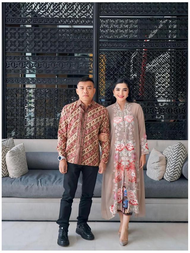 6 Potret Outfit Kebaya Ashanty di Kondangan Teman Kuliah, Inspirasi Gaya Elegan