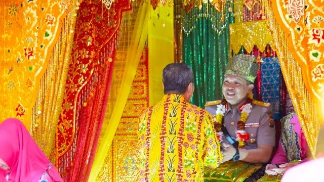 Kapolda Riau Irjen Agung Setya Imam Effendi disambut secara adat menggunakan tepuk teping tawar.