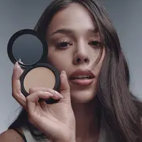 Setelah lebih dari 3 dekade, MAC Cosmetics Studio Fix Powder Plus Foundation hadir dengan formula baru yang lebih relevan dengan kebutuhan kulit modern. [Dok/Mac Cosmetics Indonesia].