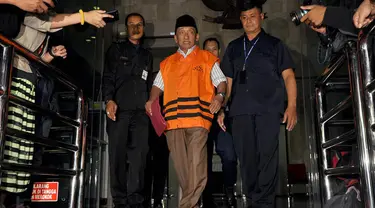 Mantan Bupati Bangkalan yang juga Ketua DPRD Bangkalan Fuad Amin Imron keluar dari gedung KPK, Jakarta, Rabu (3/12/2014). (Liputan6.com/Miftahul Hayat)