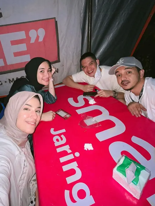 Saat berada di Jogja, Ciki dan Rezky juga menyempatkan untuk nongkrong bareng sahabat. Mereka menikmati hangatnya mie nyemek di suasana malam minggu yang cerah. Selain itu, pasangan artis yang membintangi sinetron 'Aku Titipkan Cinta' itu asyik lesehan dan menyeduh kopi di Malioboro. (Liputan6.com/IG/@citraciki)