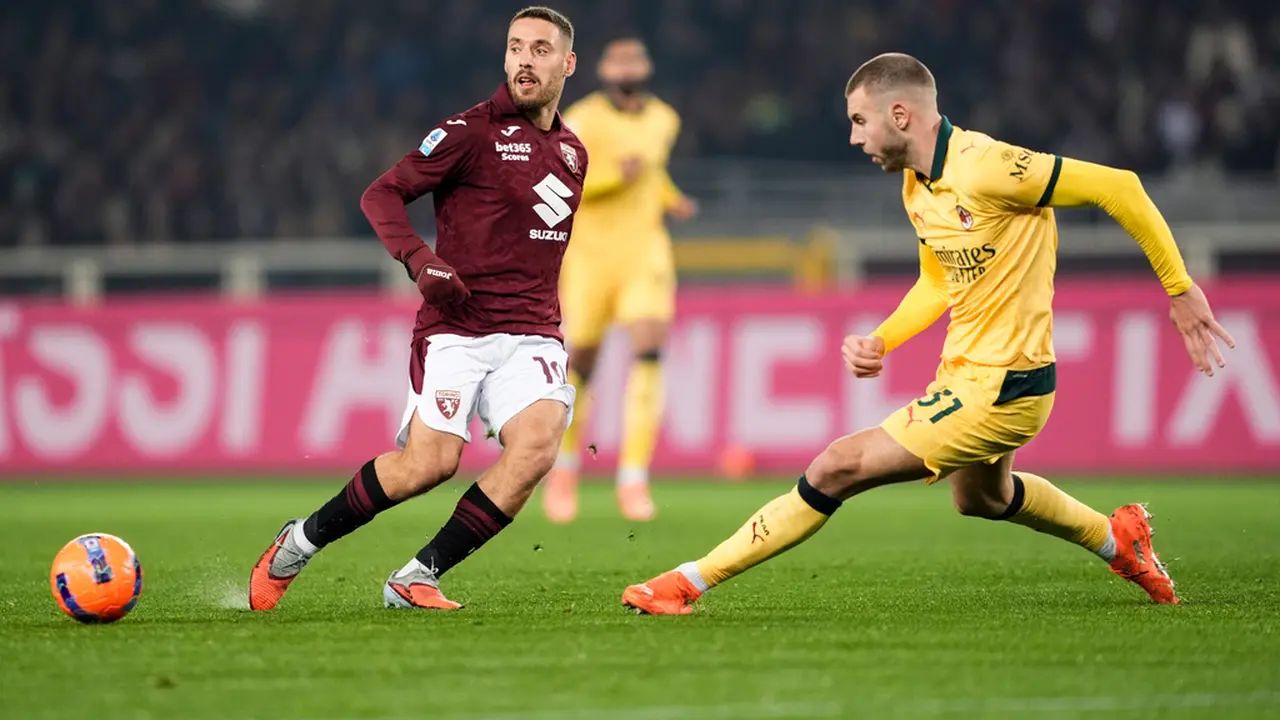 Pemain Torino, Nikola Vlasic, berebut bola dengan pemain AC Milan, Strahinja Pavlovic