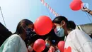 Anak-anak saat mengikuti lomba balon peringatan HUT Kemerdekaan ke-76 RI di Benda Baru, Pamulang, Tangsel, Selasa (17/8/2021). Di sejumlah kawasan pinggiran Jabotabek warga tetap melaksanakan peringatan HUT kemerdekaaan RI walau masih dalam status PPKM Level 4. (merdeka.com/Arie Basuki)