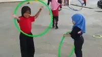 Dua bocah berhijab main hula hoop viral di media sosial. (dok. Twitter @FazriHassan/https://twitter.com/FazriHassan/status/1106881095042109441)