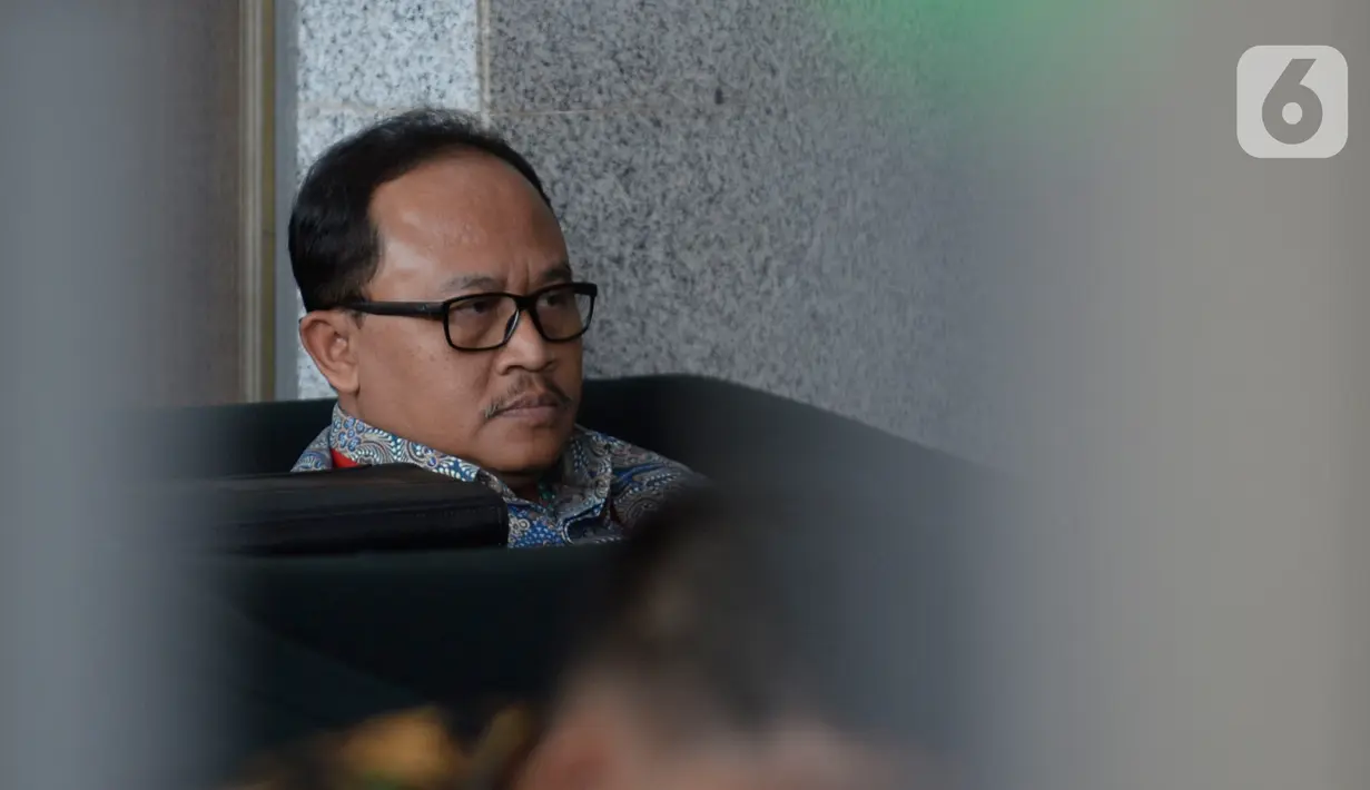 Direktur Utama PT Waskita Beton Precast Jarot Subana menunggu pemeriksaan di Gedung KPK, Jakarta, Rabu (5/2/2020). Jarot diperiksa untuk tersangka mantan Kepala Divisi II PT Waskita Karya Fathor Rachman dalam kasus dugaan korupsi pengerjaan subkontraktor 24 proyek fiktif. (merdeka.com/Dwi Narwoko)