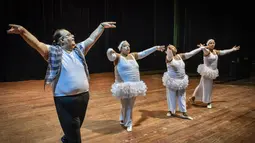 Anggota grup tari Danza Voluminosa saat tengah berlatih di Teater Nasional di Havana, 13 Januari 2016. Terdiri dari 8 penari dengan berat rata-rata 90,7 kg, grup tari asal Kuba tersebut selalu tampil lincah dan memukau penonton (AFP PHOTO/ADALBERTO ROQUE)