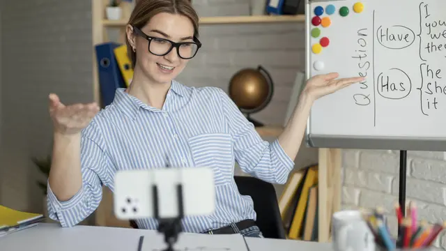 Perempua Sedang Mengajar