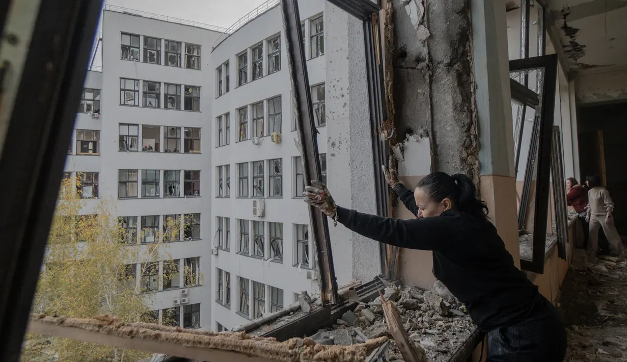 Presiden Ukraina Volodymyr Zelensky mengecam serangan di Derzhprom, mengingat bangunan tersebut adalah salah satu contoh paling mencolok dari arsitektur era Uni Soviet. (Ivan SAMOILOV/AFP)