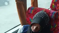 Penumang wanita tanpa identitas meninggal dunia di bis primajasa jurusan Garut - Jakarta (Liputan6.com/Jayadi Supriadin)