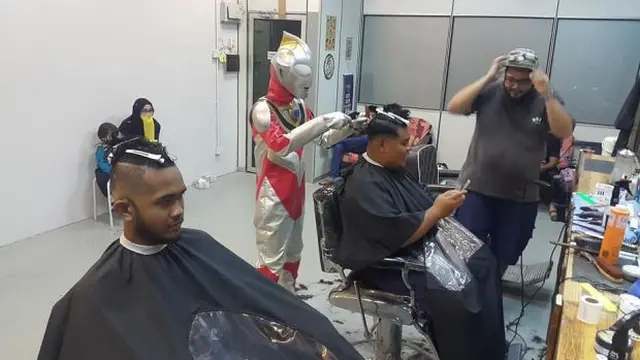 6 Potret Orang Pakai Kostum Ultraman di Tempat Umum Ini Curi Perhatian