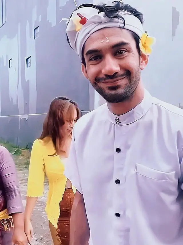 Punya Villa Baru di Bali, Ini 7 Momen Reza Rahadian Jalani Upacara Melaspas