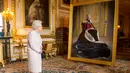 Ratu Inggris Elizabeth memandang lukisan dirinya di Windsor Castle, Inggris, Jumat (14/10). Lukisan itu dibuat untuk memperingati enam dekade kepemimpinannya dalam Palang Merah Inggris. (REUTERS / Dominic Lipinski)