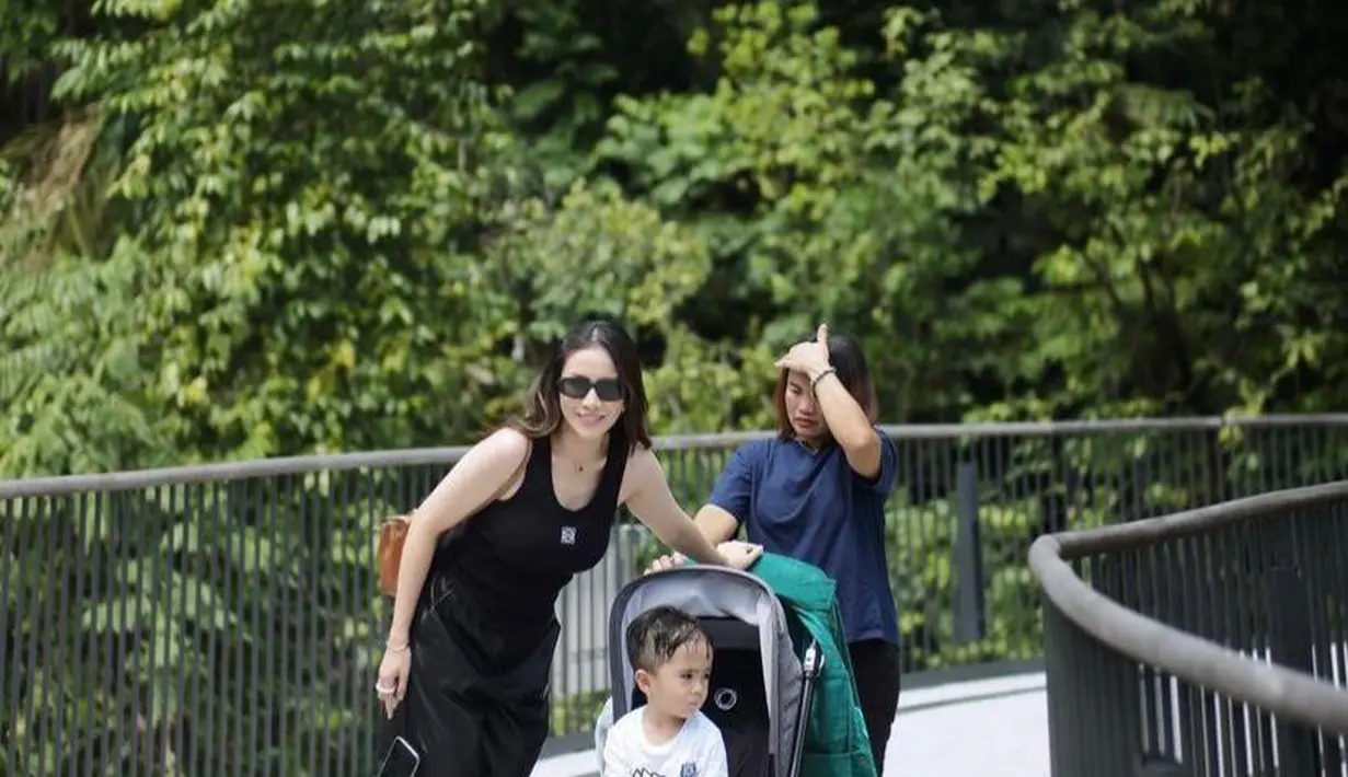 Sambil dorong stroller, penyanyi 36 tahun ini tampil kasual dengan tank top dan short pants serba hitam. [Foto: IG/therealmomogeisha].