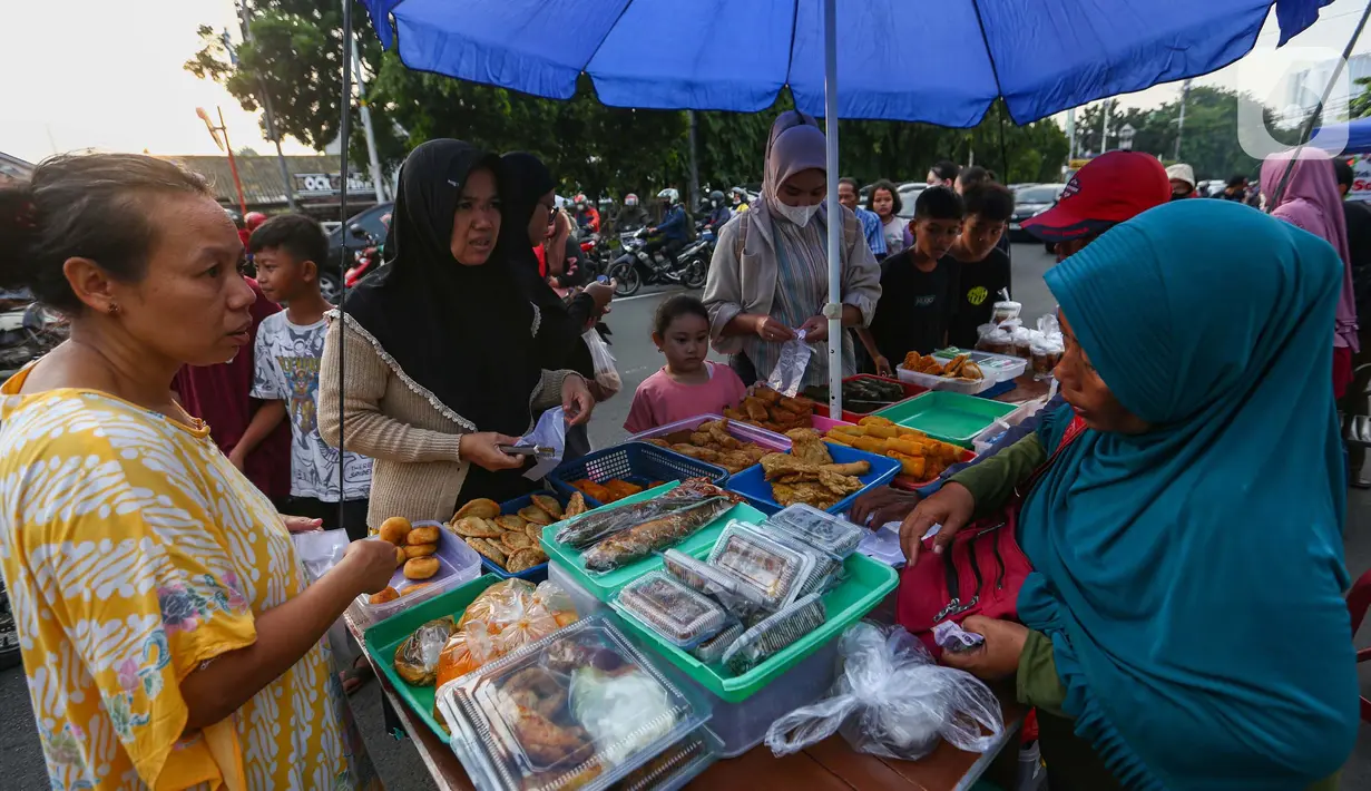 Kawasan Jalan Panjang, Jakarta Barat, pada setiap Ramadan menjadi salah satu lokasi favorit warga untuk mencari menu berbuka puasa. (Liputan6.com/Angga Yuniar)