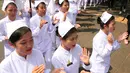 Sejumlah peserta memeriahkan pawai memperingati Hari Perawat Sedunia atau International Nurse Day di sepanjang Jalan Malioboro, Yogyakarta, Minggu (15/5). Pawai tersebut diikuti oleh sejumlah sekolah tinggi kesehatan di Jogja. (Liputan6.com/Boy Harjanto)