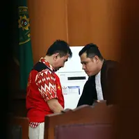 "Ini menurut saya merupakan hal yang sangat memalukan. Mestinya kalau mereka bisa mendakwakan, mereka punya bukti, kenapa ada proses penuntutan, mereka tak lakukan? Ini sudah keenam kalinya loh," ungkap Achmad Rifai usai sidang. (Nurwahyunan/Bintang.com)
