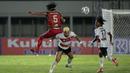Pemain PSM Makassar, Erwin Gutawa (kiri) berebut bola dengan pemain Madura United, Rafael Feital Da Silva (tengah) saat laga BRI Liga 1 2021/2022 antara Madura United melawan PSM Makassar di Stadion Madya, Jakarta, Minggu (12/9/2021). Pertandingan berakhir imbang 1-1. (Foto: Bola.com/Ikhwan Yanuar)