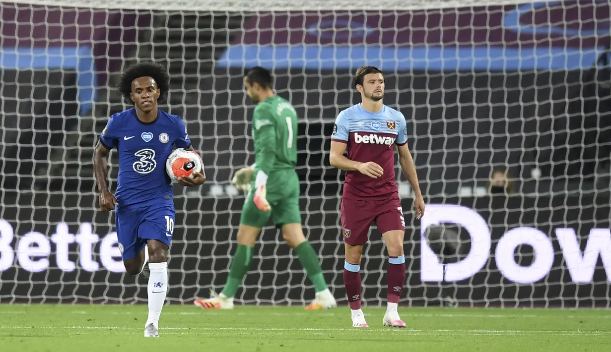 Pemain Chelsea Willian berlari dengan memegang bola kembali ke lingkaran tengah usai mencetak gol ke gawang West Ham United pada pertandingan Premier League di London Stadium, London, Inggris, Rabu (1/7/2020). West Ham United mengalahkan Chelsea 3-2. (Michael Regan/Pool via AP)