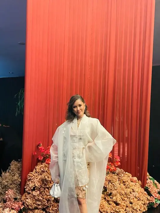 Kemudian ada Titi Radjo yang terlihat anggun mengenakan set organza dress dan outer dari Mel Ahyar. [Fimela/Hilda Irach]