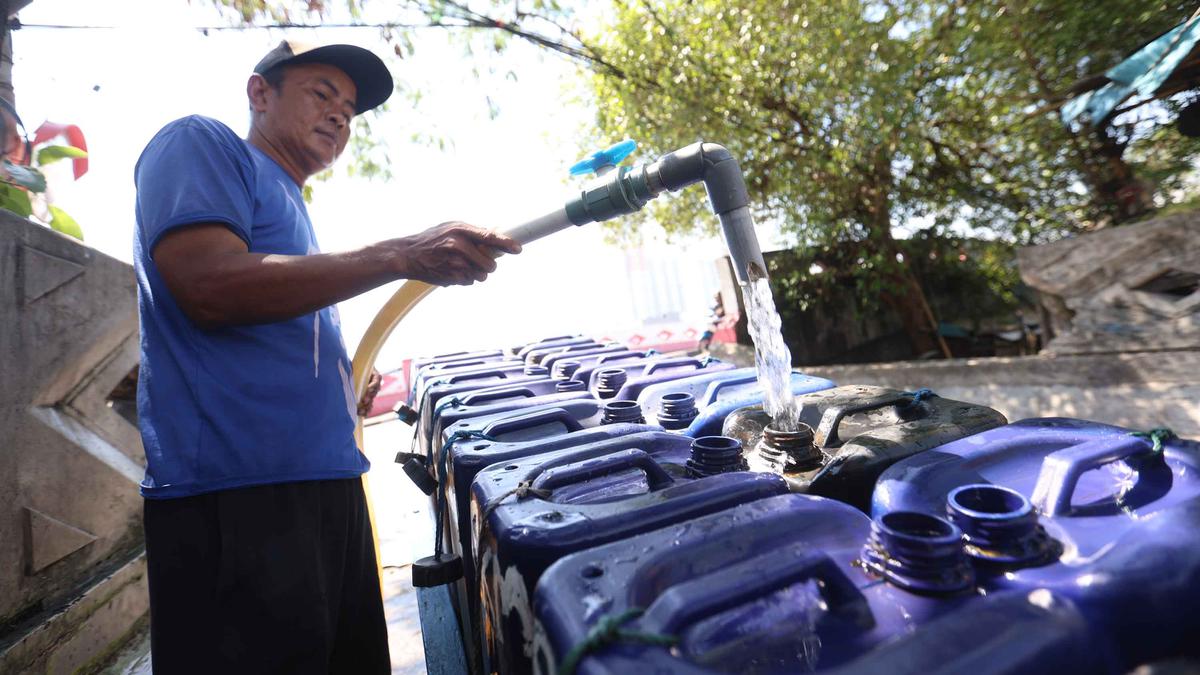 Pedagang Air Jeriken, Penopang Utama Kebutuhan Warga Muara Angke