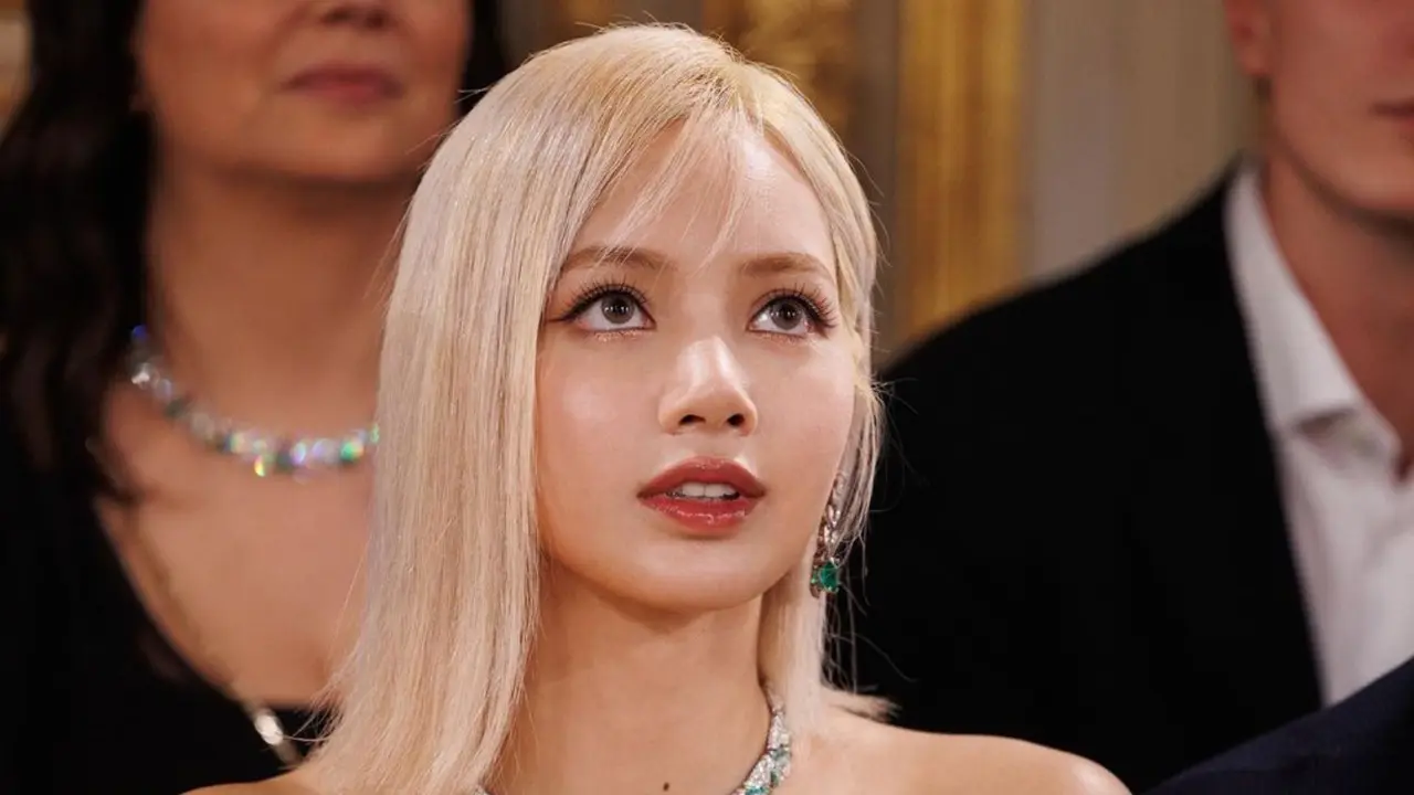 Gaya Lisa BLACKPINK Makin Cantik dengan Rambut Blonde